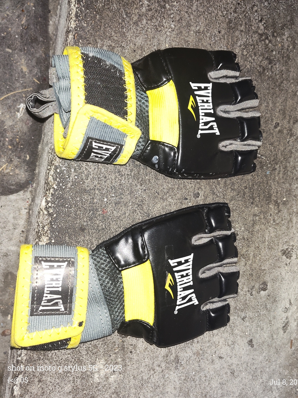 Everlast Black and Yellow Men’s MMA Fingerless Training Gloves